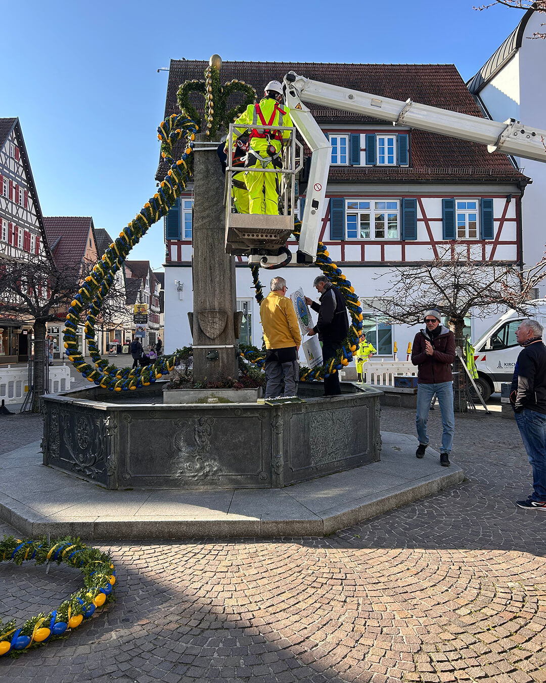 news_260319_Aufbau-Osterbrunnen_1385