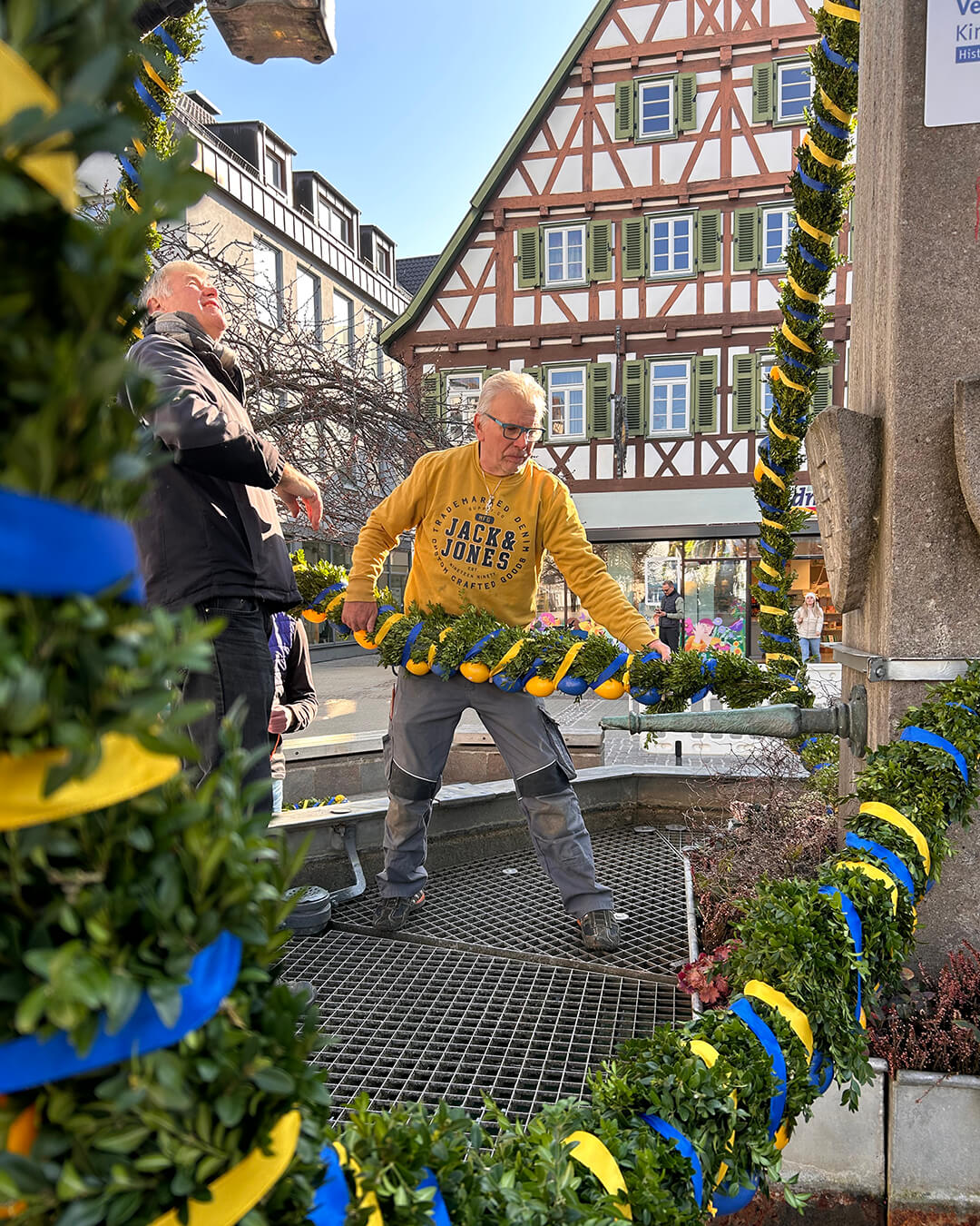 news_260319_Aufbau-Osterbrunnen_1389